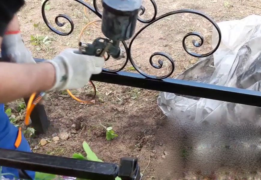 Покраска ограды на кладбище в Витебске