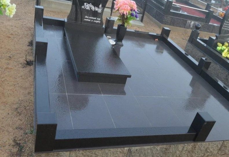 Укладка гранитной плитки на кладбище в Витебске